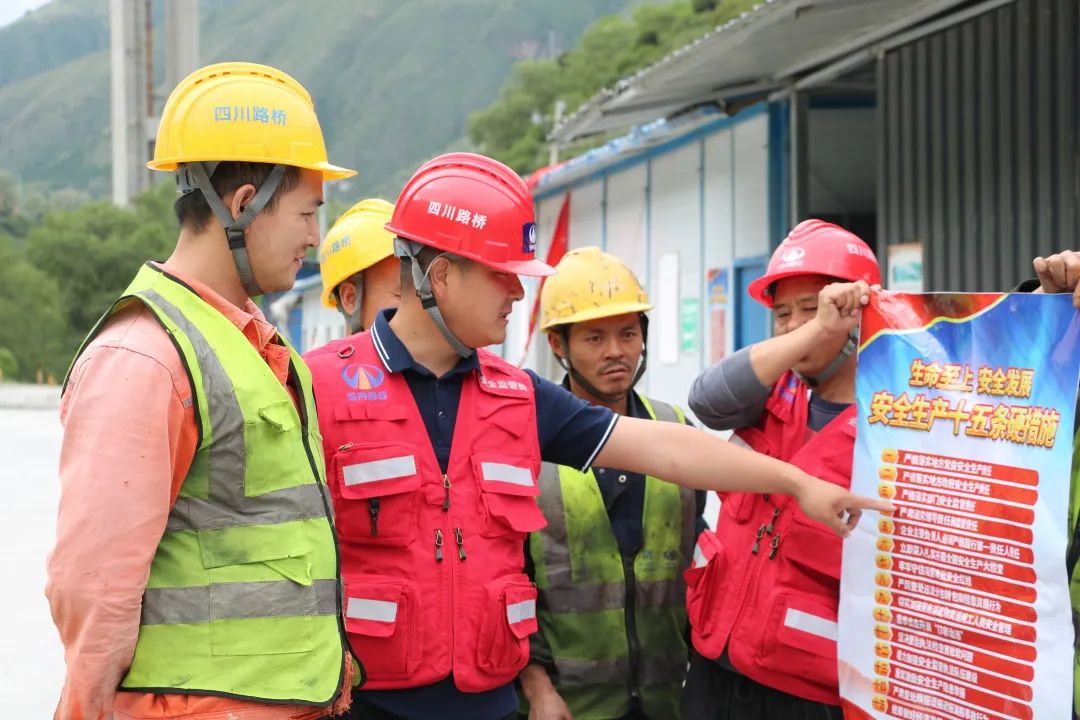 羅啟強(qiáng)，安全生產(chǎn)“護(hù)航員”